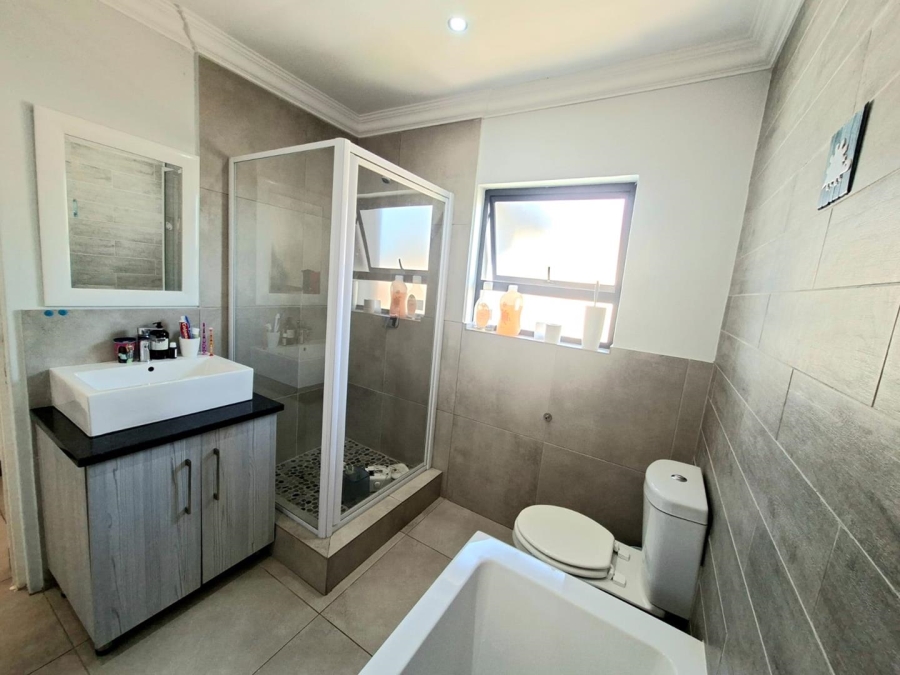 4 Bedroom Property for Sale in Pinehaven Gauteng
