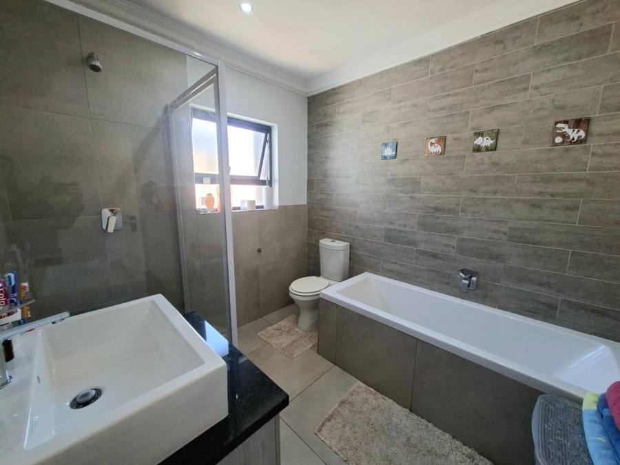 4 Bedroom Property for Sale in Pinehaven Gauteng