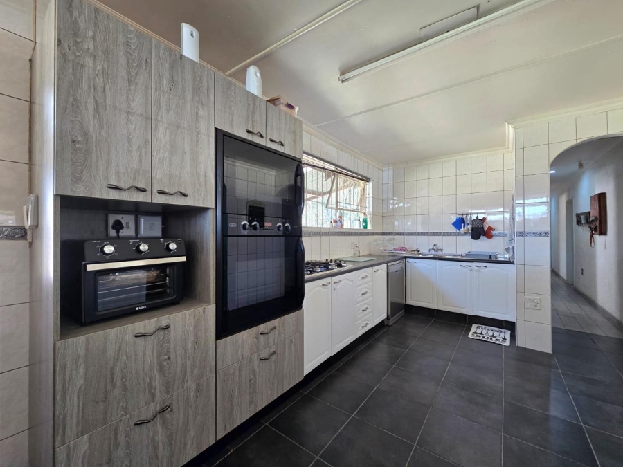 7 Bedroom Property for Sale in Homestead Apple Orchards Gauteng
