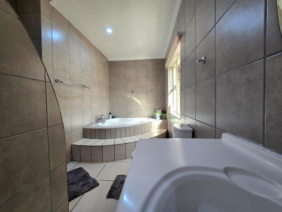 7 Bedroom Property for Sale in Homestead Apple Orchards Gauteng