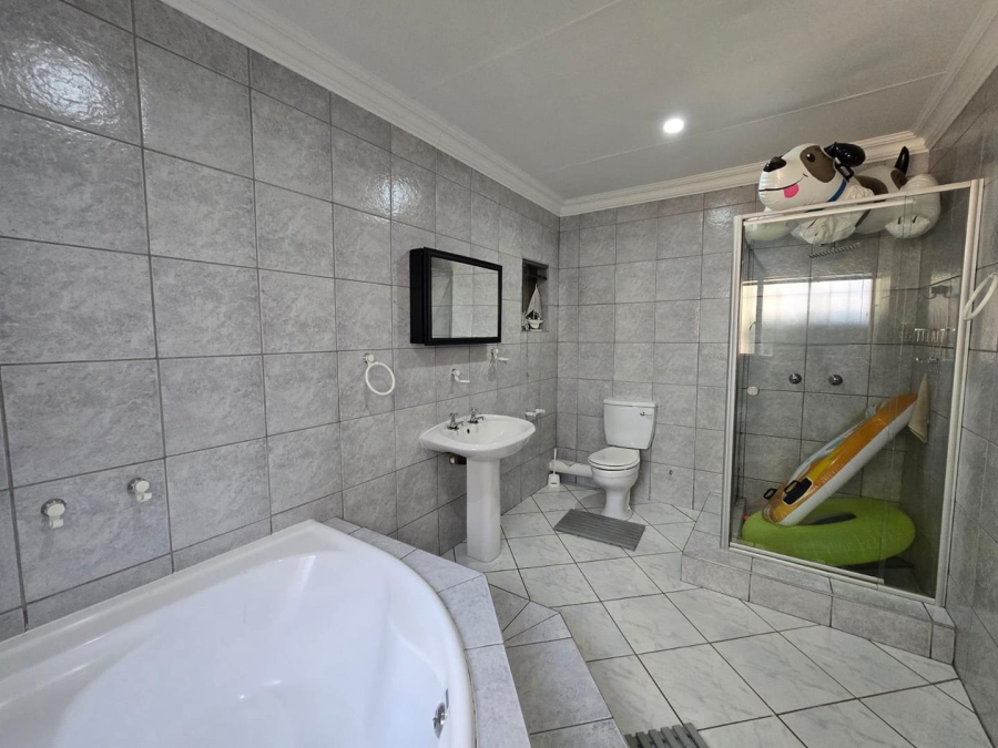 7 Bedroom Property for Sale in Homestead Apple Orchards Gauteng