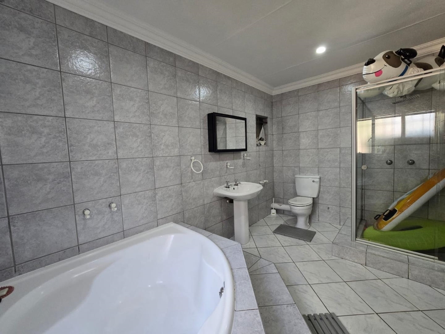 7 Bedroom Property for Sale in Homestead Apple Orchards Gauteng