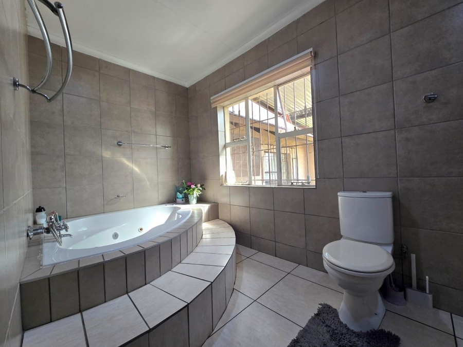 7 Bedroom Property for Sale in Homestead Apple Orchards Gauteng