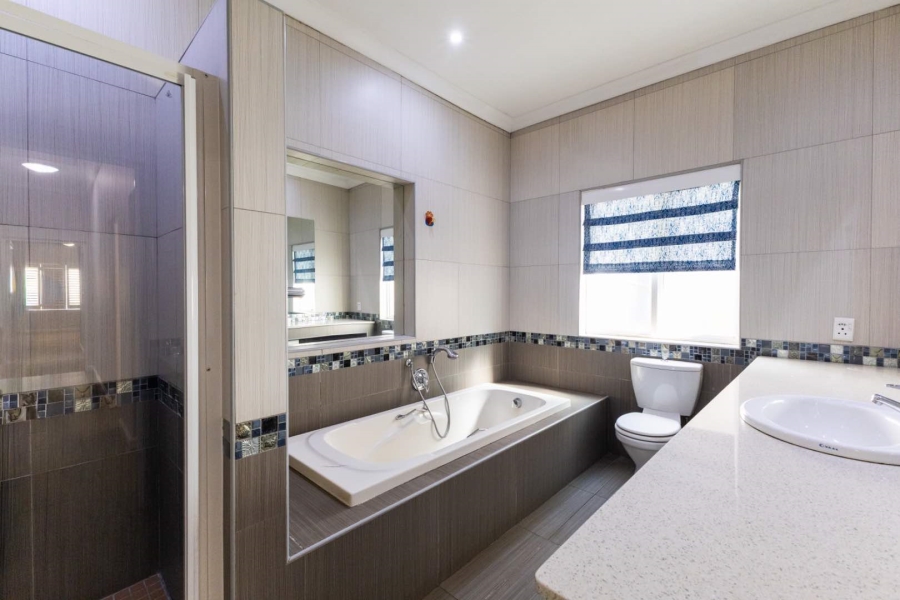 5 Bedroom Property for Sale in Silver Lakes Golf Estate Gauteng