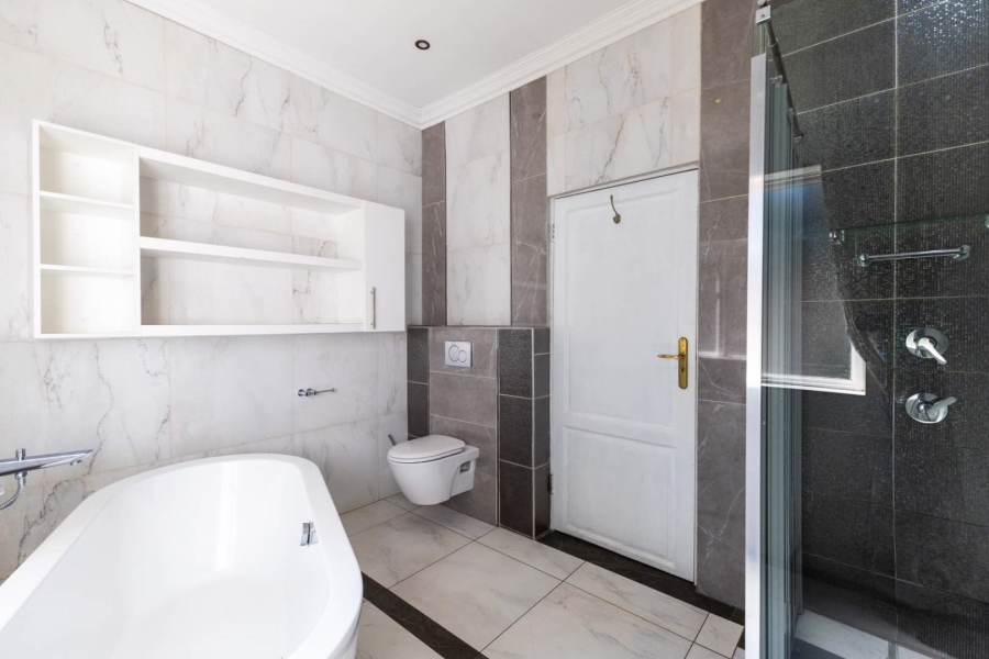 5 Bedroom Property for Sale in Silver Lakes Golf Estate Gauteng