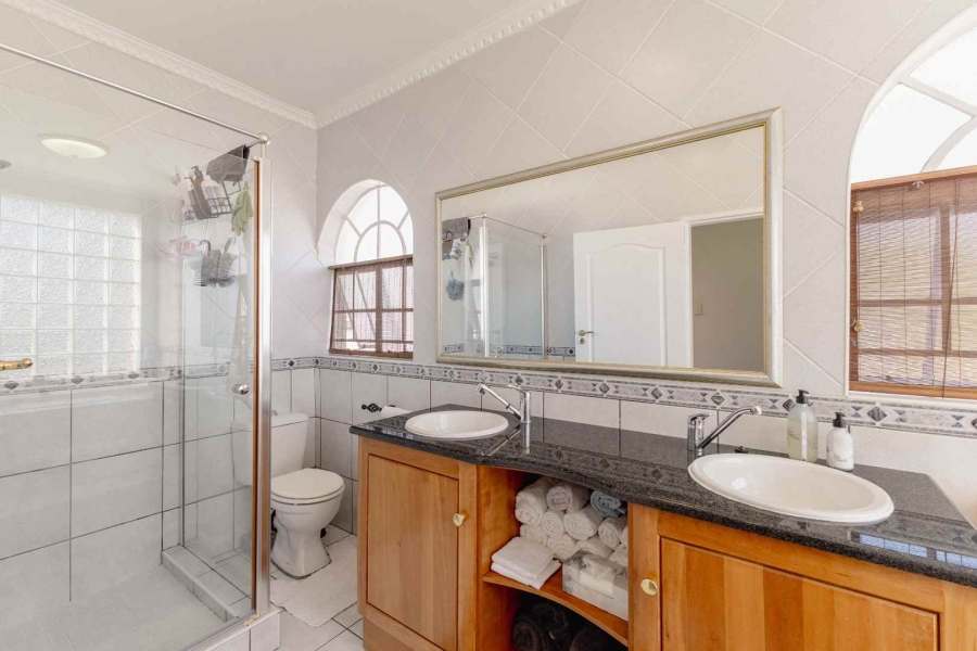 5 Bedroom Property for Sale in Waterkloof Ridge Gauteng