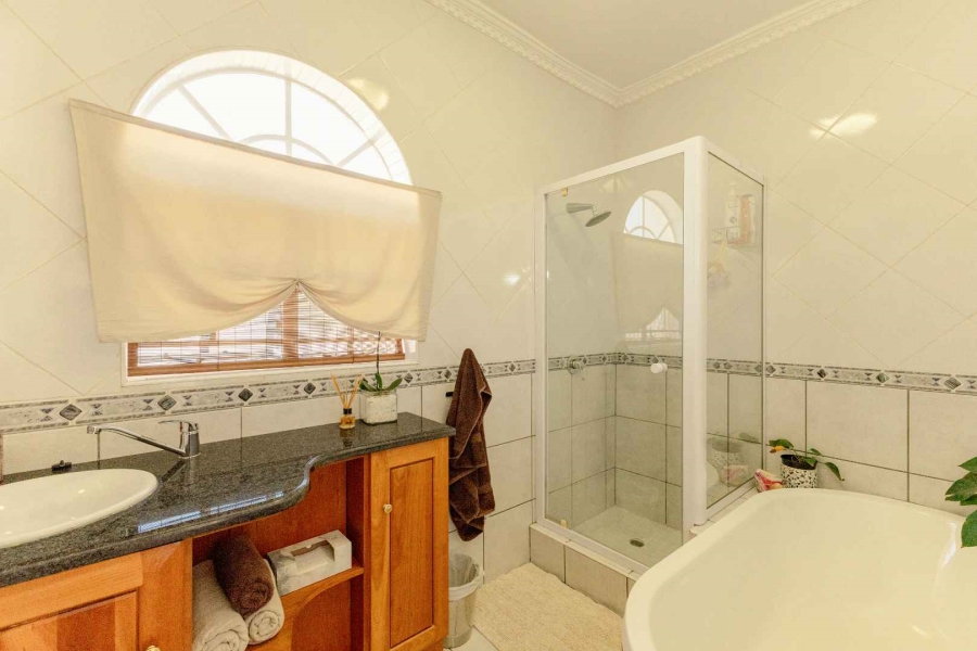 5 Bedroom Property for Sale in Waterkloof Ridge Gauteng