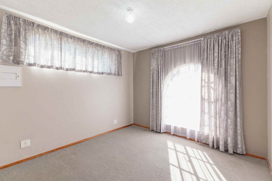 5 Bedroom Property for Sale in Waterkloof Ridge Gauteng