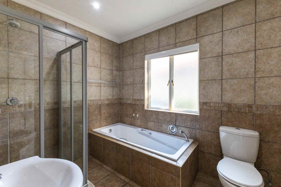 To Let 5 Bedroom Property for Rent in Silver Lakes Golf Estate Gauteng