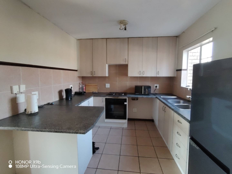 2 Bedroom Property for Sale in Die Hoewes Gauteng