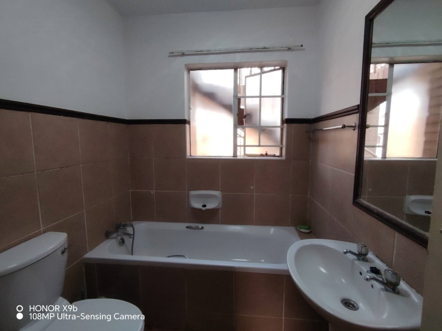 2 Bedroom Property for Sale in Die Hoewes Gauteng