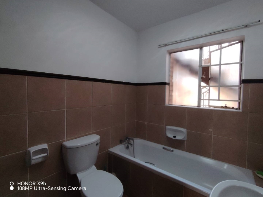2 Bedroom Property for Sale in Die Hoewes Gauteng