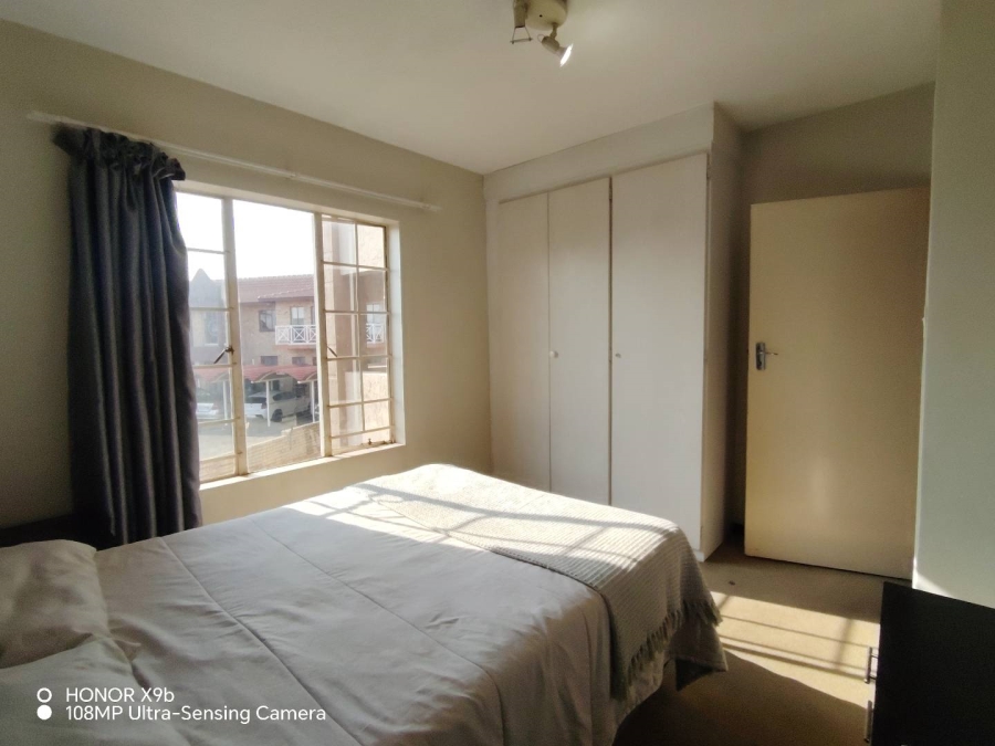 2 Bedroom Property for Sale in Die Hoewes Gauteng
