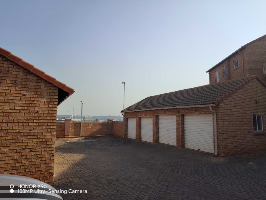 2 Bedroom Property for Sale in Die Hoewes Gauteng