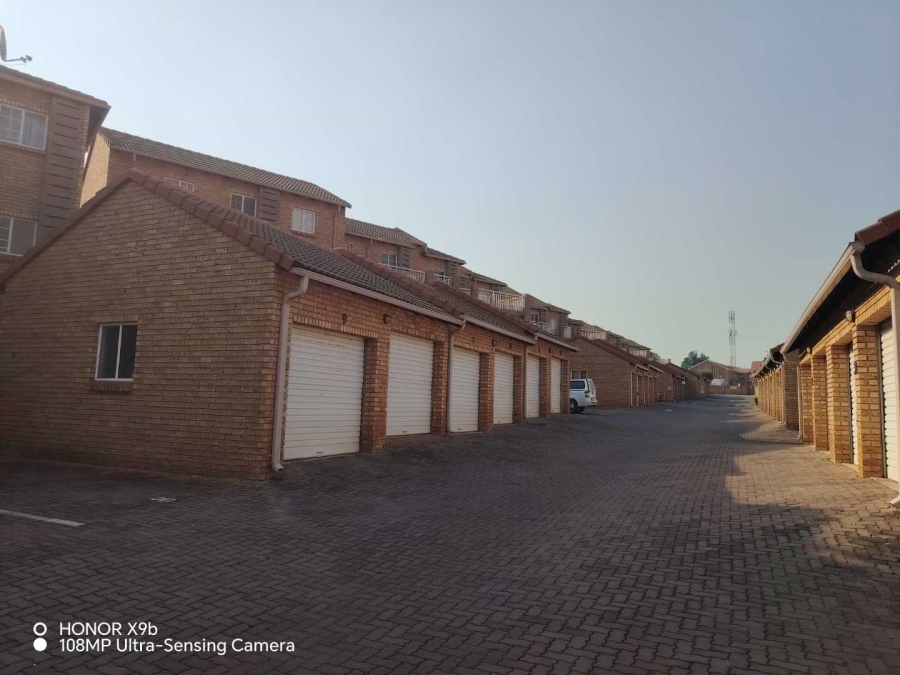 2 Bedroom Property for Sale in Die Hoewes Gauteng