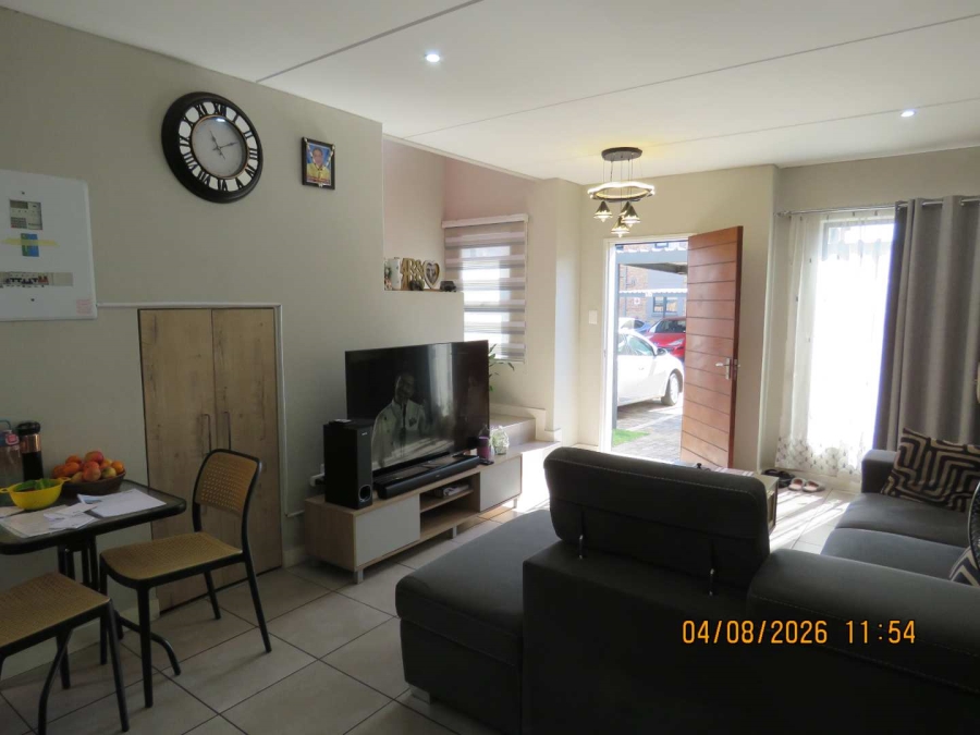 2 Bedroom Property for Sale in Albertsdal Gauteng