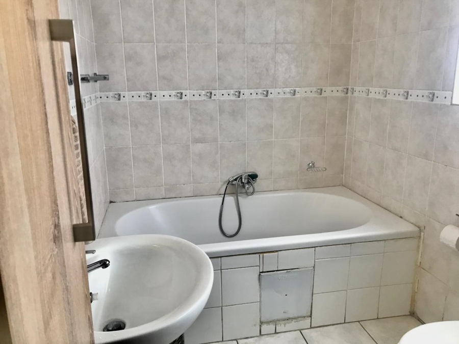 To Let 1 Bedroom Property for Rent in Parkmore Gauteng