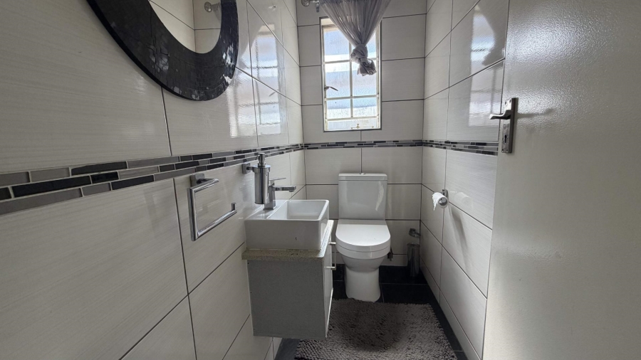 2 Bedroom Property for Sale in Noordwyk Gauteng