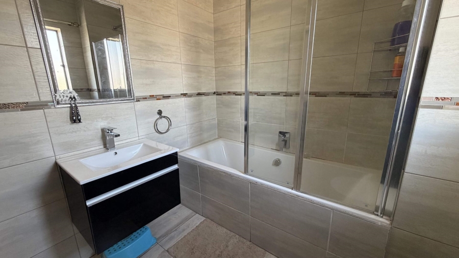2 Bedroom Property for Sale in Noordwyk Gauteng