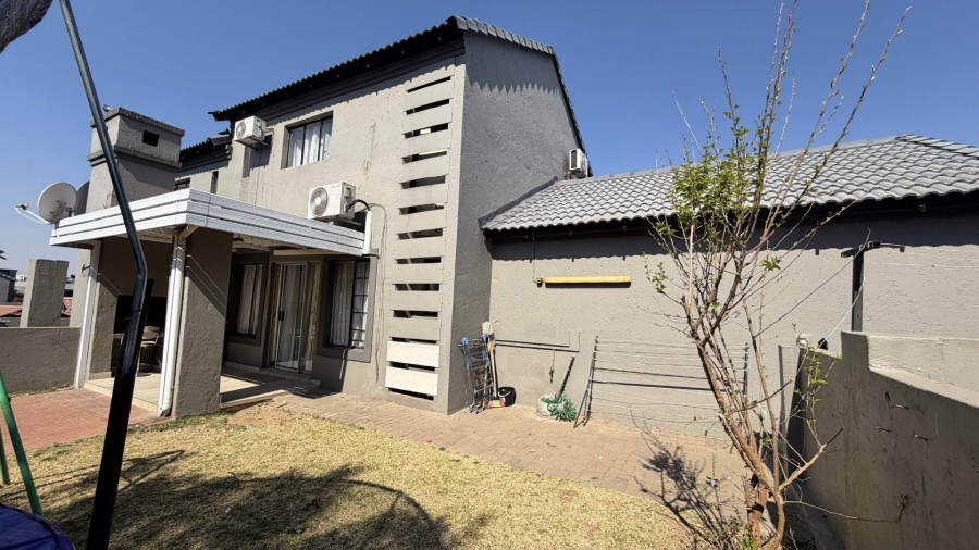 2 Bedroom Property for Sale in Noordwyk Gauteng