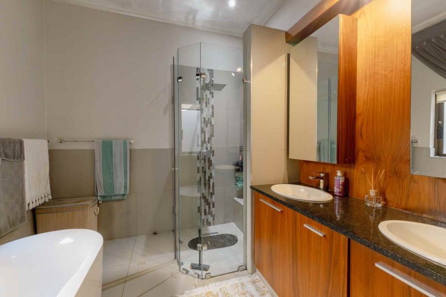 4 Bedroom Property for Sale in Woodhill Estate Gauteng