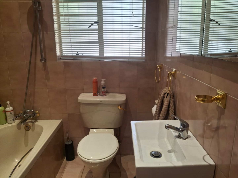 To Let 4 Bedroom Property for Rent in Illovo Gauteng