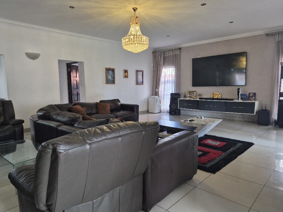 5 Bedroom Property for Sale in Parkhaven Gauteng