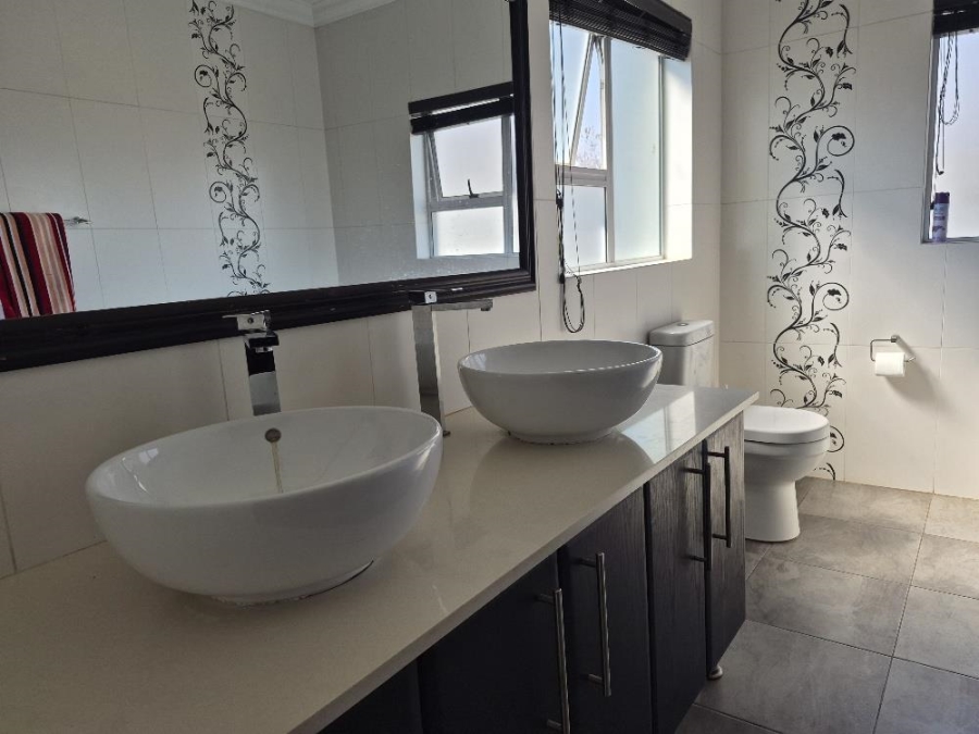 5 Bedroom Property for Sale in Parkhaven Gauteng