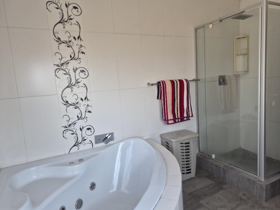 5 Bedroom Property for Sale in Parkhaven Gauteng