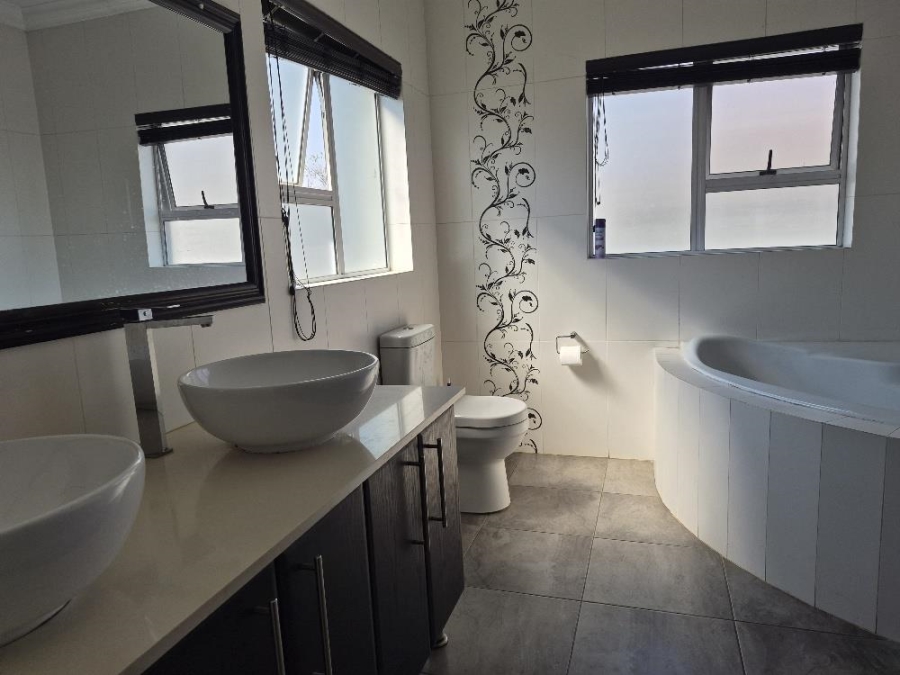 5 Bedroom Property for Sale in Parkhaven Gauteng