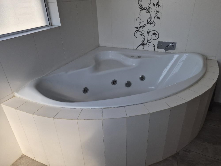 5 Bedroom Property for Sale in Parkhaven Gauteng