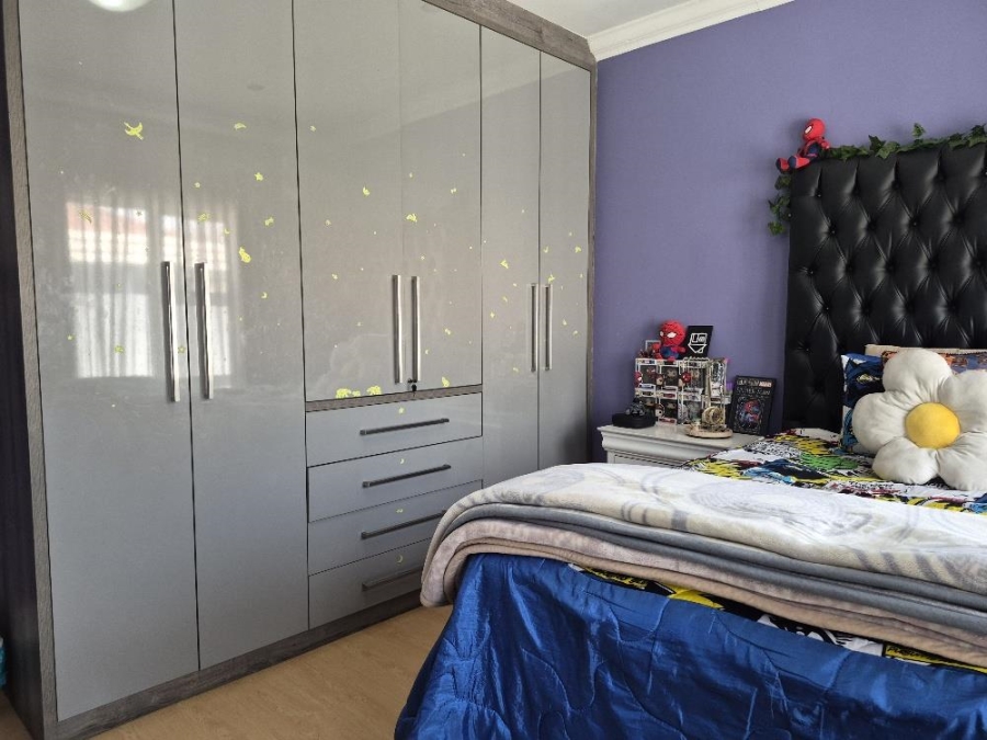 5 Bedroom Property for Sale in Parkhaven Gauteng