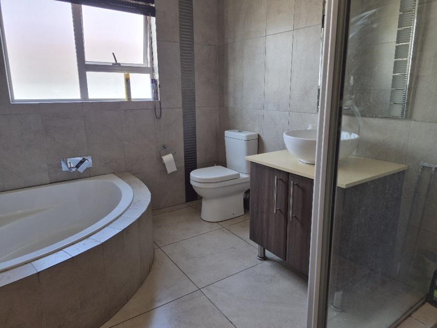 5 Bedroom Property for Sale in Parkhaven Gauteng