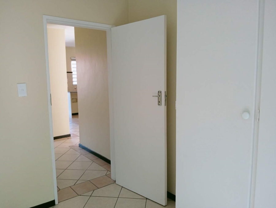 To Let 2 Bedroom Property for Rent in Die Hoewes Gauteng