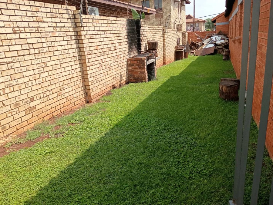 To Let 2 Bedroom Property for Rent in Die Hoewes Gauteng