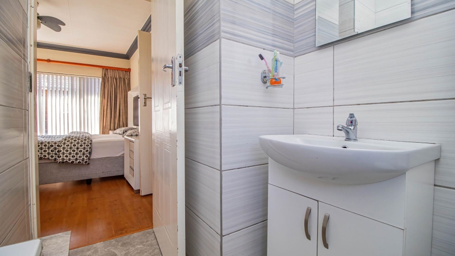 2 Bedroom Property for Sale in Beyerspark Gauteng