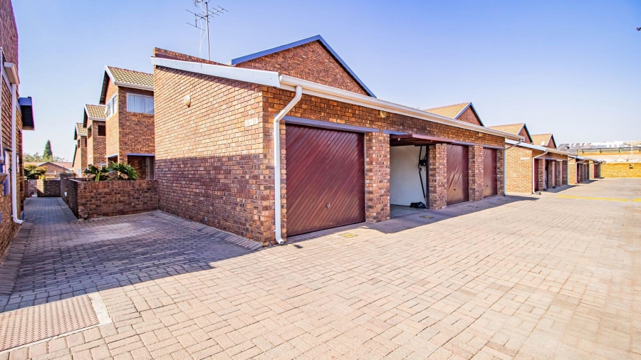 2 Bedroom Property for Sale in Beyerspark Gauteng