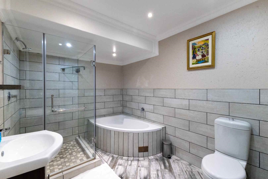 9 Bedroom Property for Sale in Waterkloof Ridge Gauteng