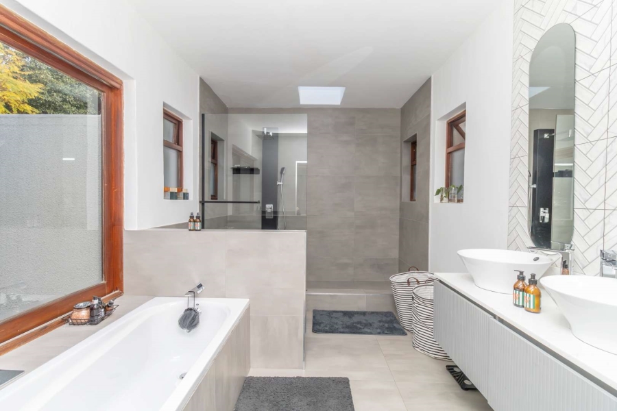 6 Bedroom Property for Sale in Robin Hills Gauteng