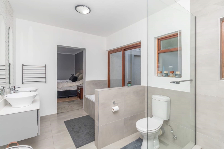 6 Bedroom Property for Sale in Robin Hills Gauteng