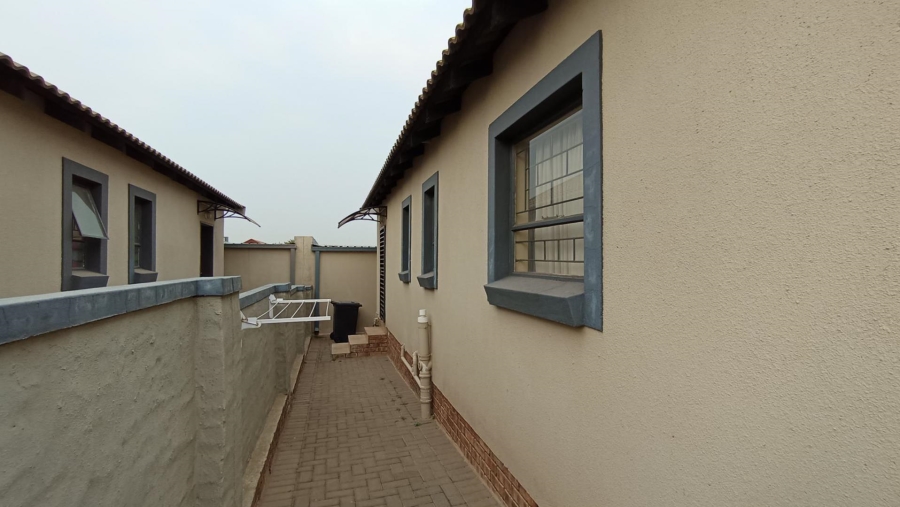 3 Bedroom Property for Sale in Kosmosdal Gauteng
