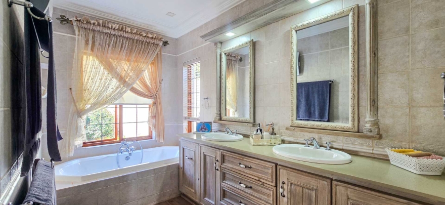5 Bedroom Property for Sale in Mooikloof Equestrian Estate Gauteng