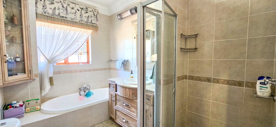 5 Bedroom Property for Sale in Mooikloof Equestrian Estate Gauteng