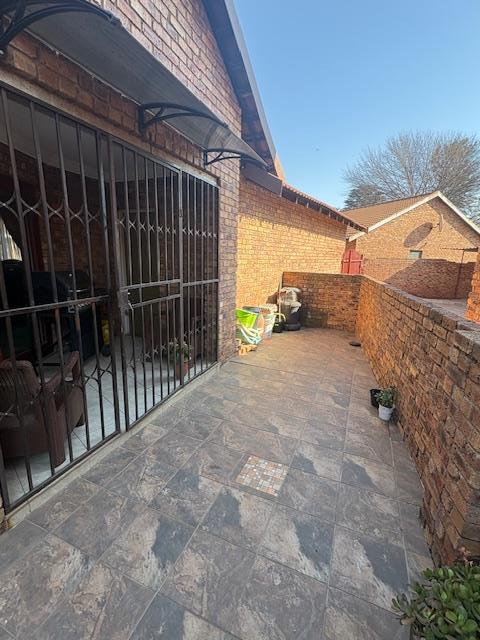 3 Bedroom Property for Sale in Dunnottar Gauteng