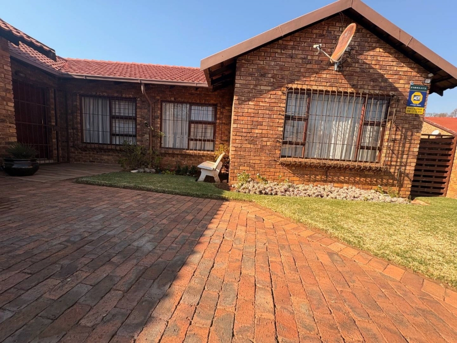 3 Bedroom Property for Sale in Dunnottar Gauteng