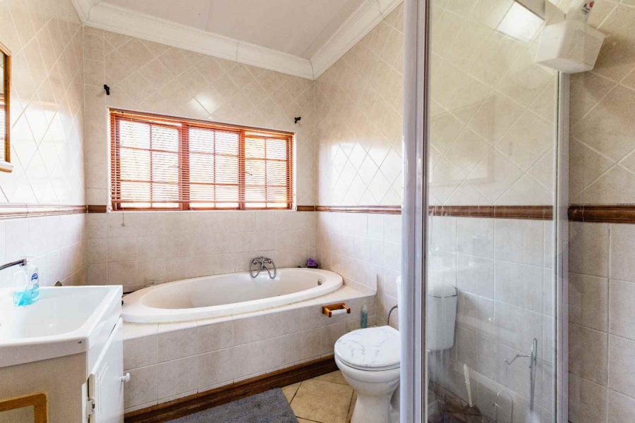 5 Bedroom Property for Sale in Erasmuskloof Gauteng