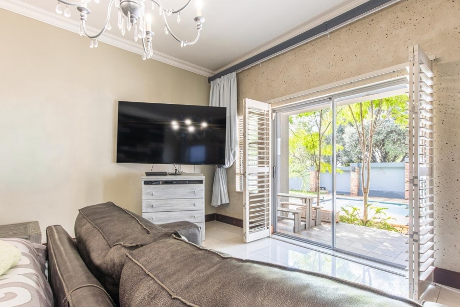 5 Bedroom Property for Sale in Featherbrooke Estate Gauteng