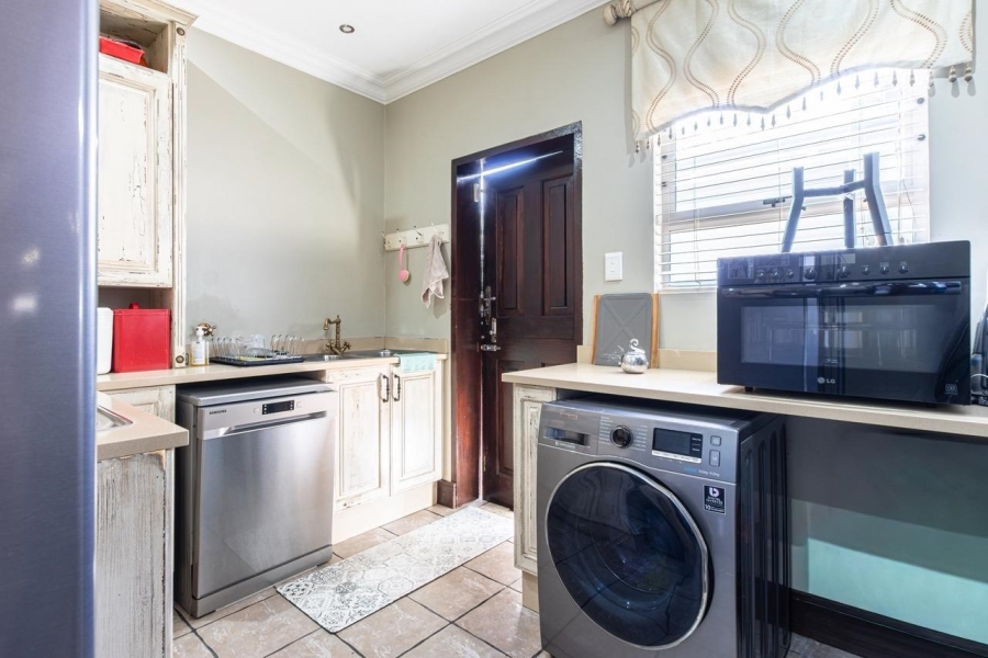 5 Bedroom Property for Sale in Featherbrooke Estate Gauteng