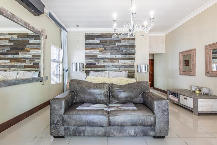 5 Bedroom Property for Sale in Featherbrooke Estate Gauteng