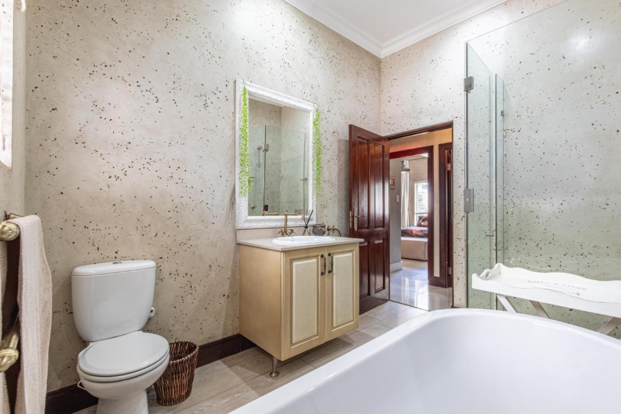5 Bedroom Property for Sale in Featherbrooke Estate Gauteng